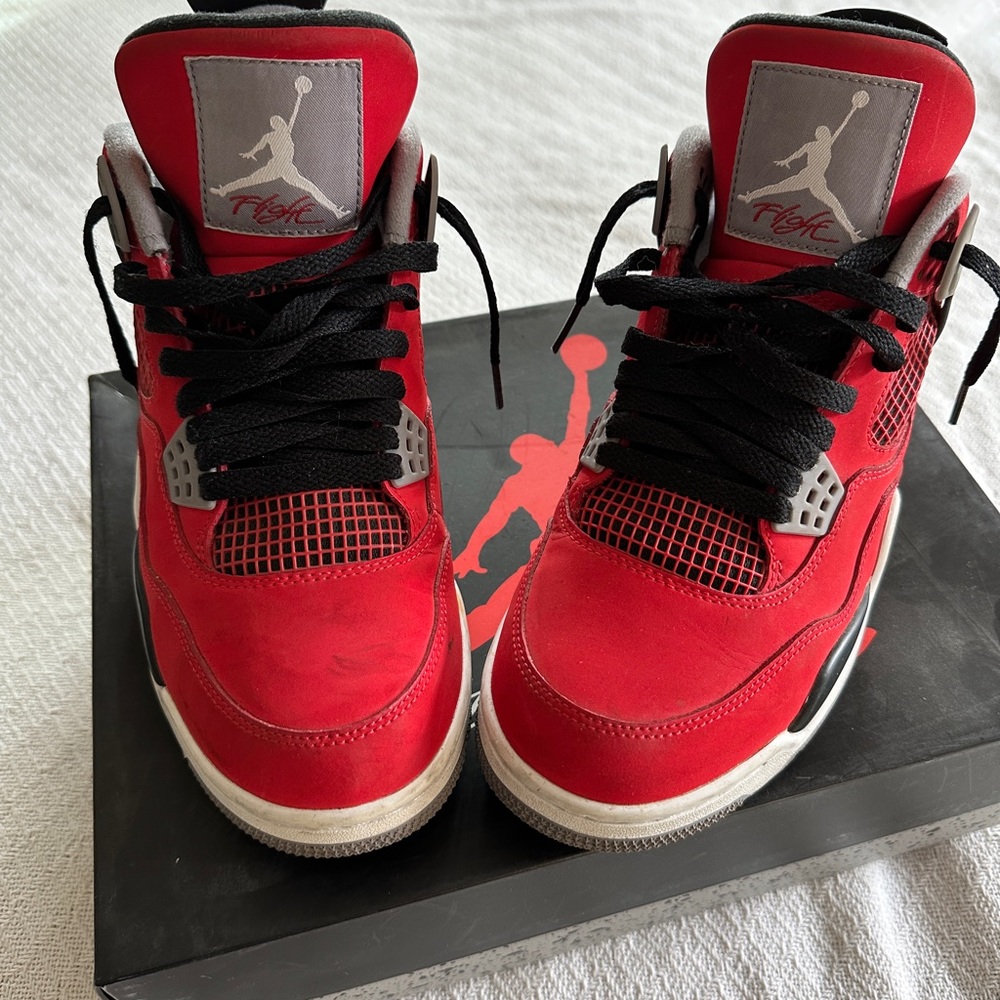 Air Jordan 4 Toro Bravos in Size 9.
